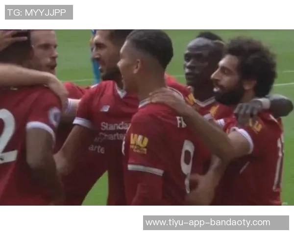 库利巴利和盖耶将队长袖标传递给马内共同庆祝首个奖杯的温馨时刻 库利巴利和盖耶将队长袖标传递给马内共同庆祝首个奖杯的温馨时刻